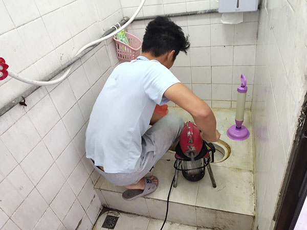 黄流镇管道堵塞冒臭气 专业师傅现场解决问题