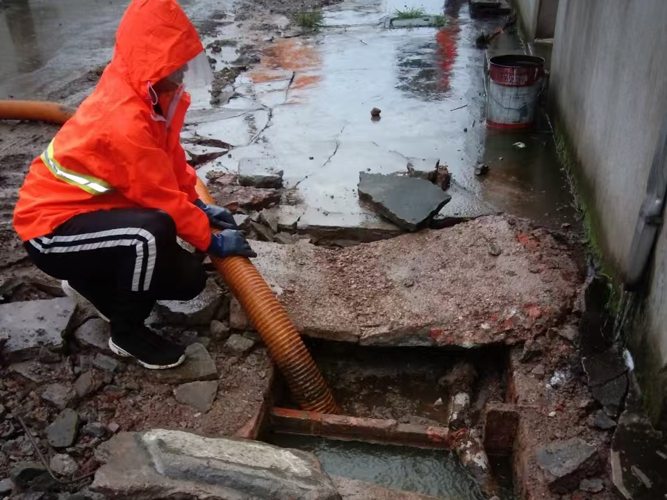 黄流镇专业清理污水池 炜誉市政以规范流程守护城市 “肠道”