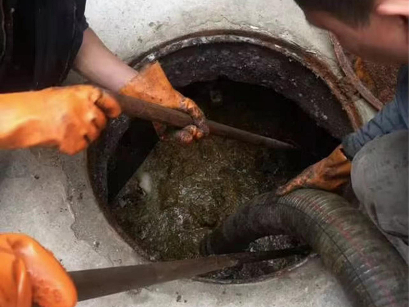 黄流镇清理化粪池时如何避免沼气的危害?